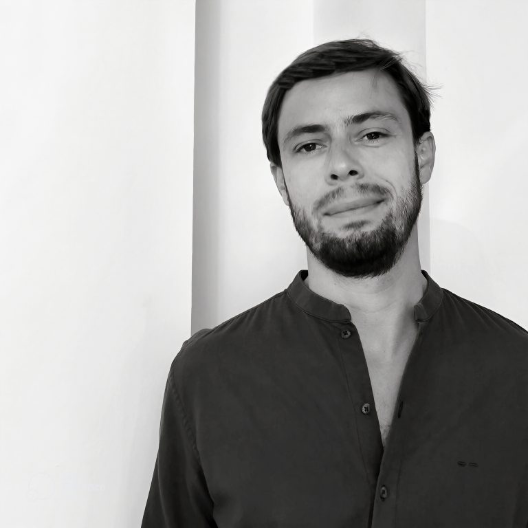 Retrato de Alvar Gallardo, personal shopper inmobiliario en Madrid