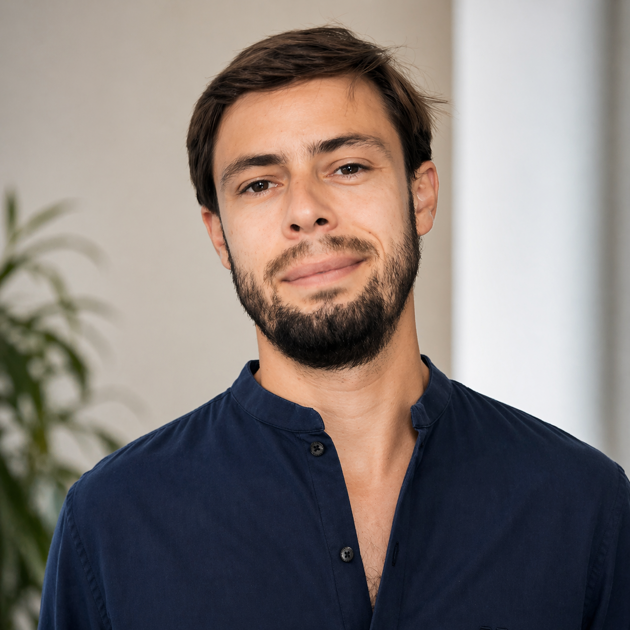 Retrato de Alvar Gallardo, personal shopper inmobiliario en Madrid